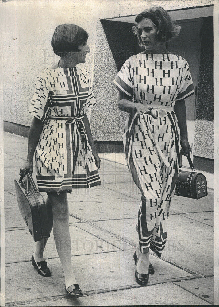 1968 Press Photo Wearing Hubert Dress Mrs Paul Saltzman and Mrs Adlai Stevenson - Historic Images