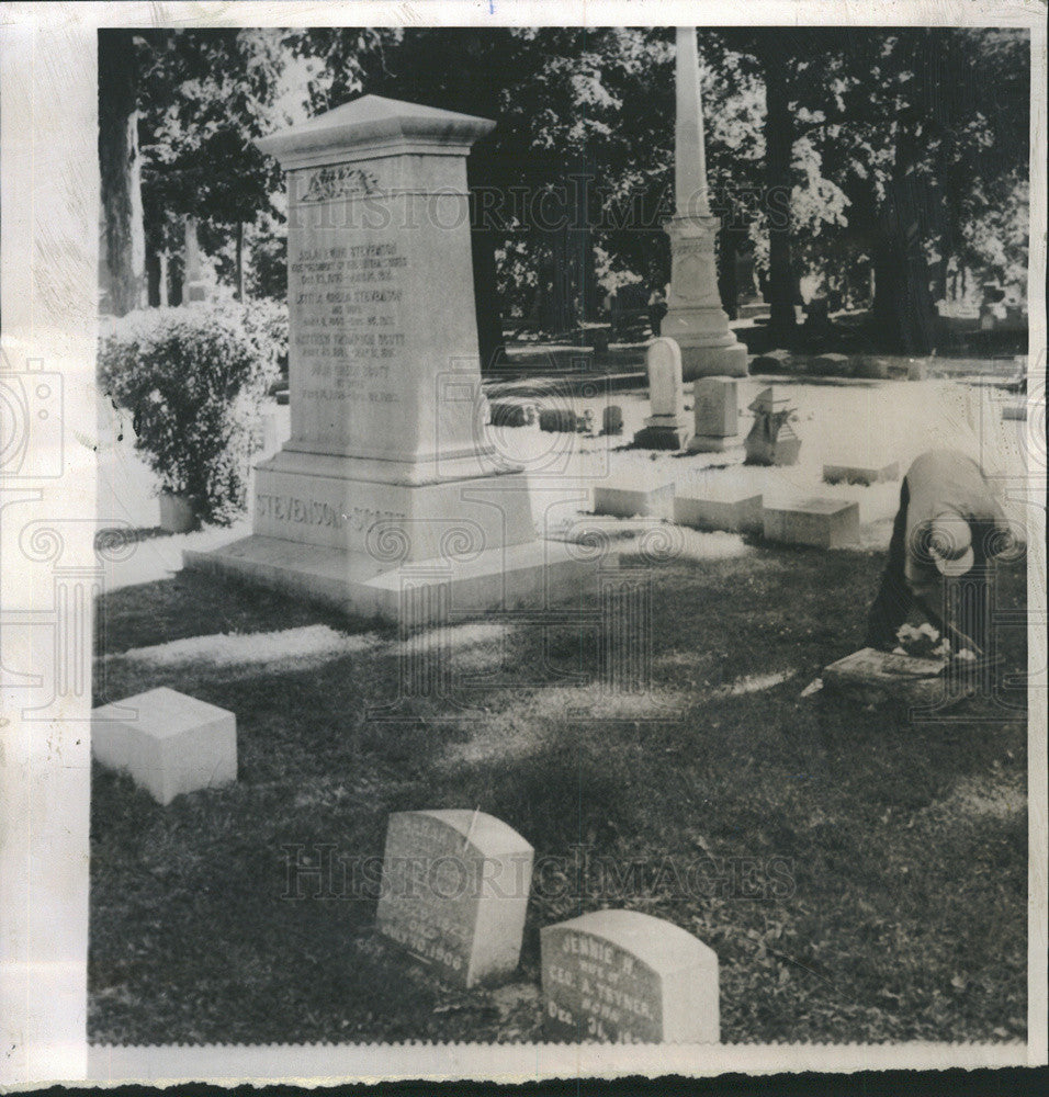 1965 Press Photo Adlai Stevenson Buried Family Plot Evergreen Memorial Cemetery - Historic Images