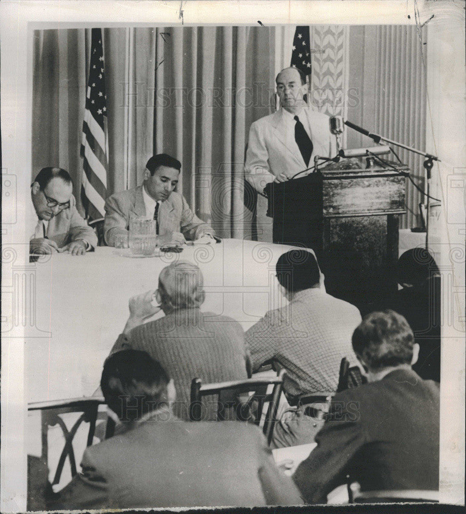 1952 Press Photo Presidential Nominee Gov Adlai E. Stevenson at press conference - Historic Images