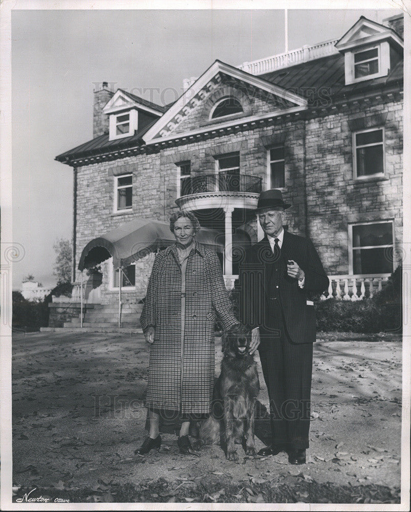 1953 Press Photo Mr 7 Mrs Stuart at the Ottawa Home with Dog - Historic Images