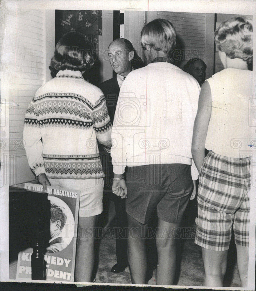 1960 Press Photo Presidential Candidate Adlai E. Stevenson greets young girls - Historic Images