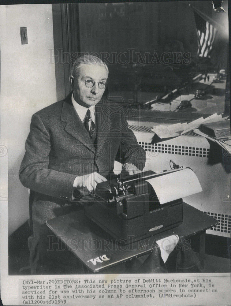 1949 Press Photo Dewitt Mackenzie of Associated Press General Office in NY - Historic Images