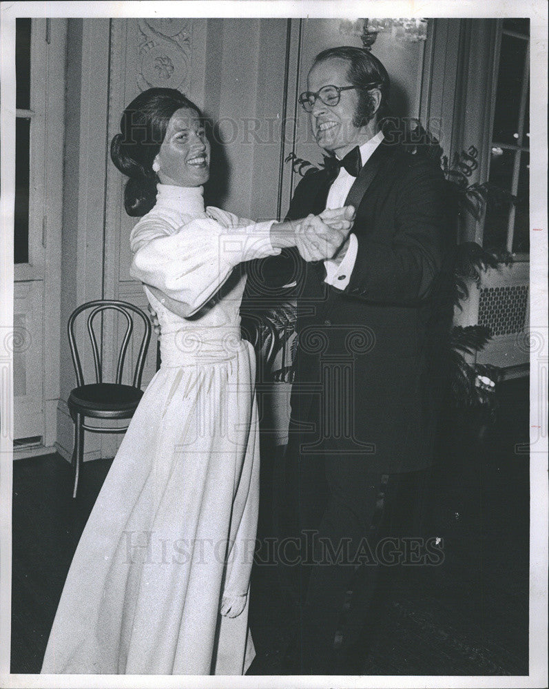 1971 Press Photo Mr &amp; Mrs Colin Mackenzie Waltzing as Orchestra Plays - Historic Images