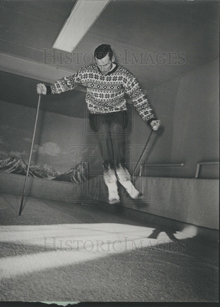 1961 Press Photo Jack McTarnaghan Ski-Dek chief instructor simulated ski slope - Historic Images