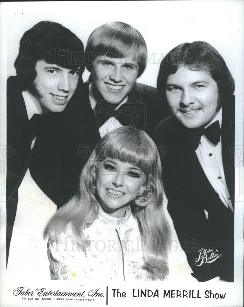 1972 Press Photo of Linda Merrill with her musical group. - Historic Images