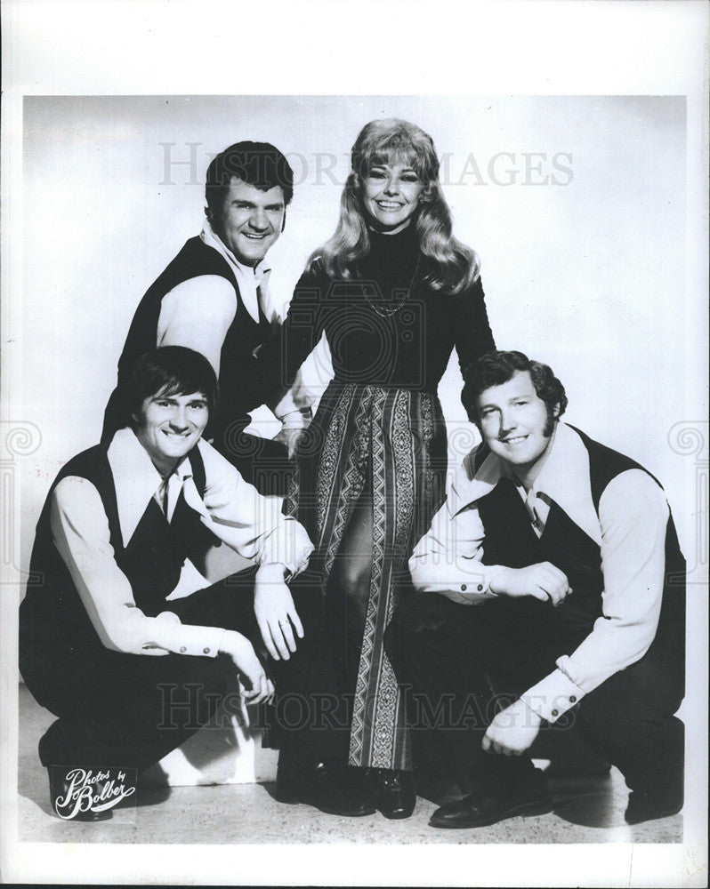 1971 Press Photo singer Linda Merrill with her musical Group. - Historic Images