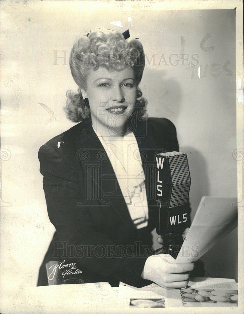 1943 Press Photo June Merrill hosts two radio shows - Historic Images