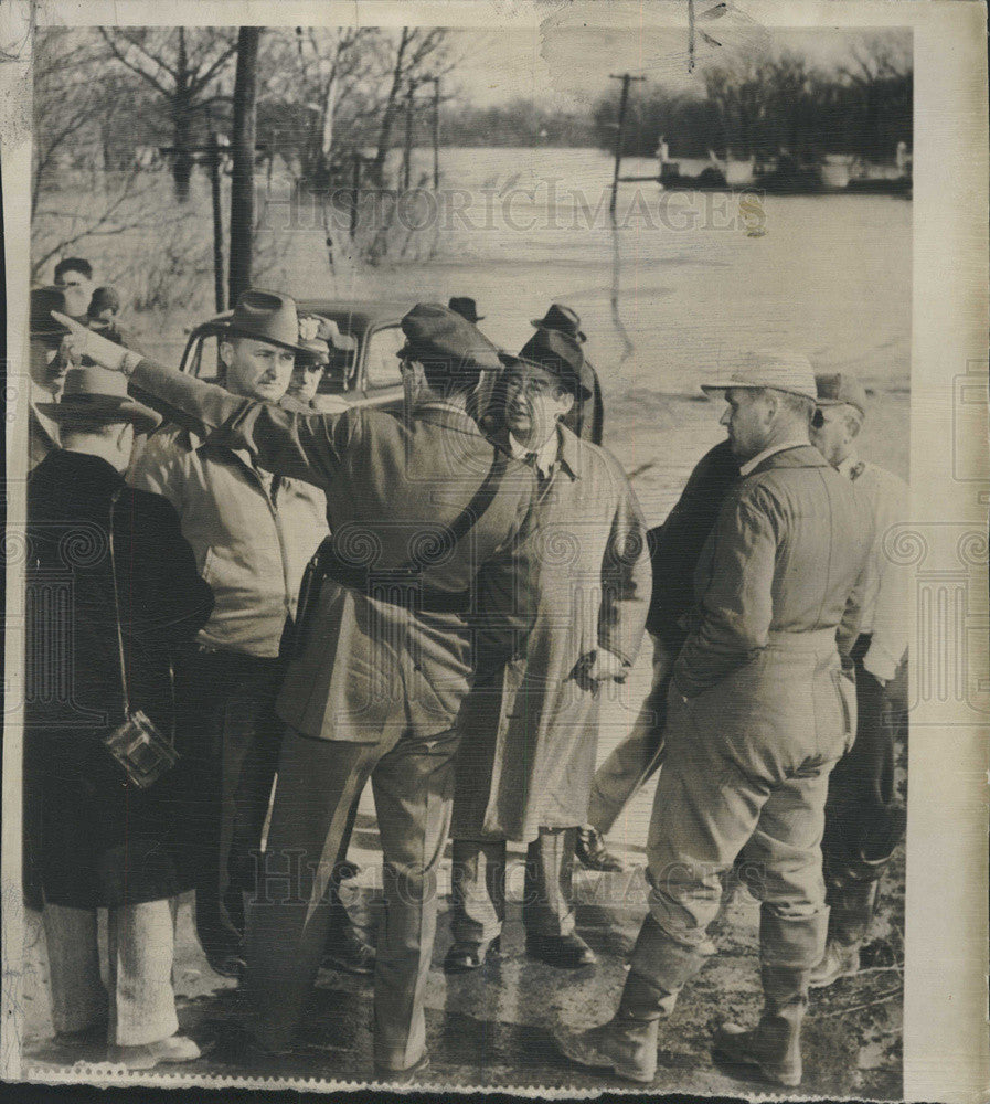 1950 Press Photo Governor Adlai E. Stevenson visits Illinois Flood Area - Historic Images