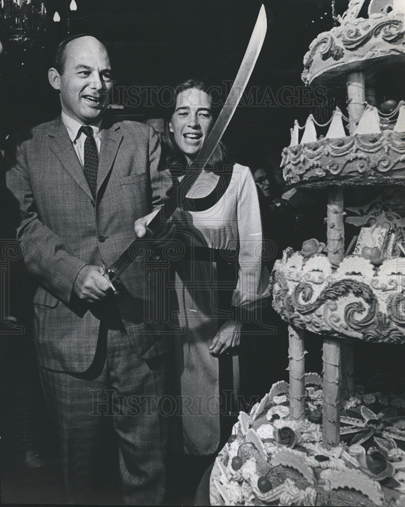 1971 Press Photo of Sen.Adlai E. Stevenson III, to cut his 41st Birthday Cake. - Historic Images