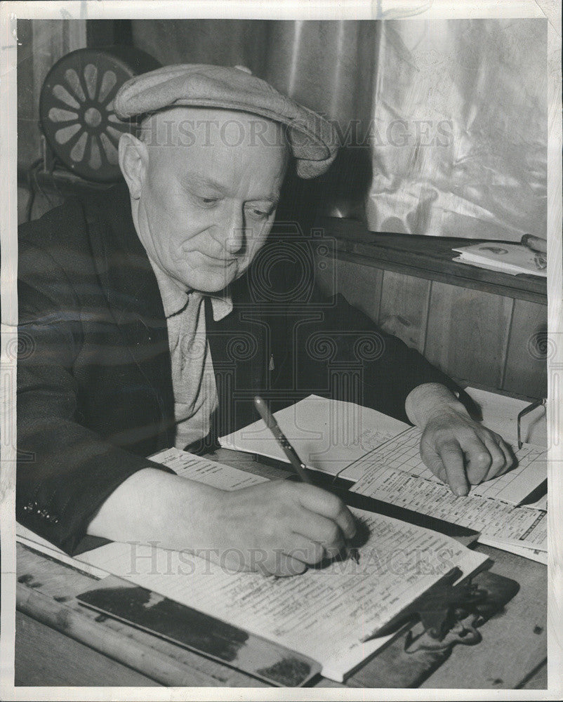 1959 Press Photo Louis S. Meen, call-taker for the Daily Racing Form - Historic Images