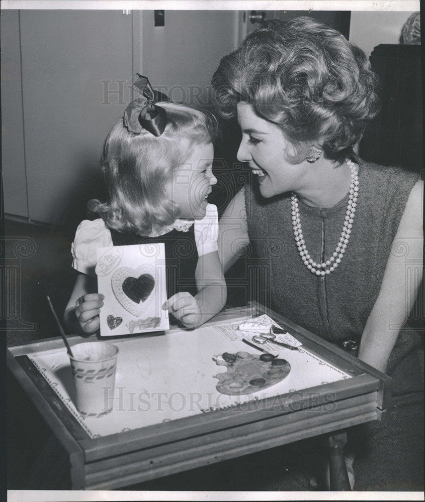 1963 Press Photo Julia Meade &amp; Caroline Rudd. - Historic Images