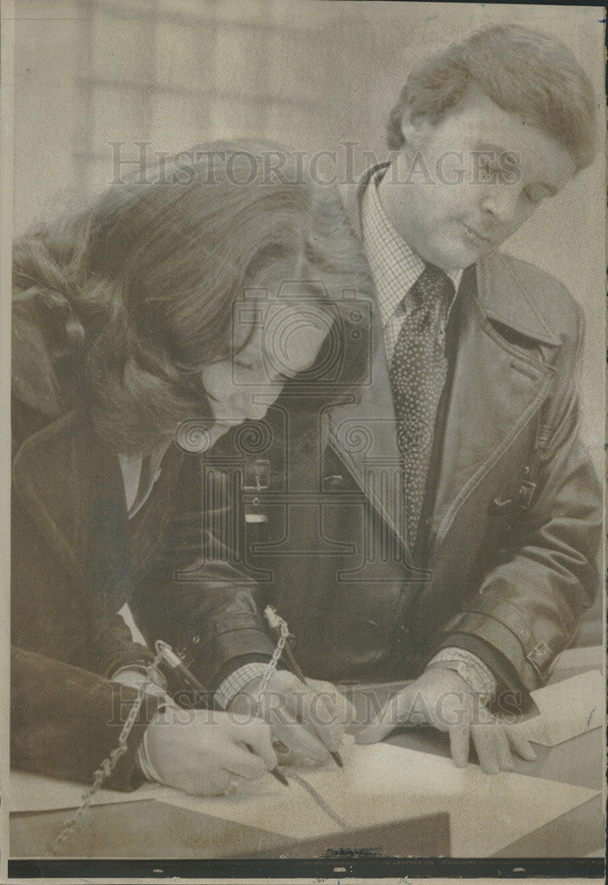 1974 Press Photo Terry Anne Meeuwsen &amp; Thomas Camburn Apply For Marriage License - Historic Images