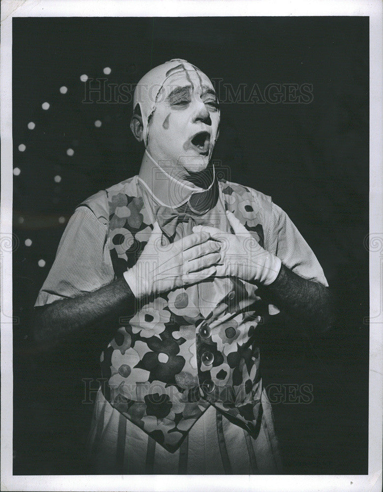 1966 Press Photo Robert Merrill on Clown Alley. - Historic Images