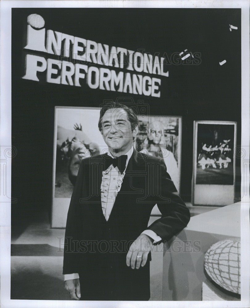 1972 Press Photo &quot;International Performance&#39;s&quot; Host Robert Merrill In Tuxedo - Historic Images