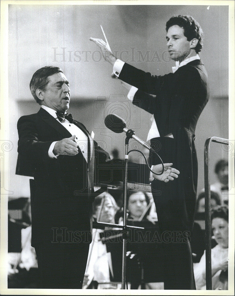 1984 Press Photo Baritone Robert Merrill Opens The Grant Park Summer Concert - Historic Images