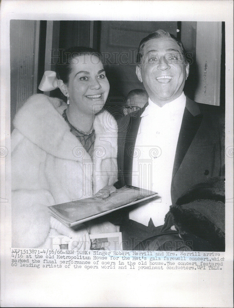 1966 Press Photo Singer Robert Merrill &amp; Mrs. Merrill Arrive At Metropolitan - Historic Images