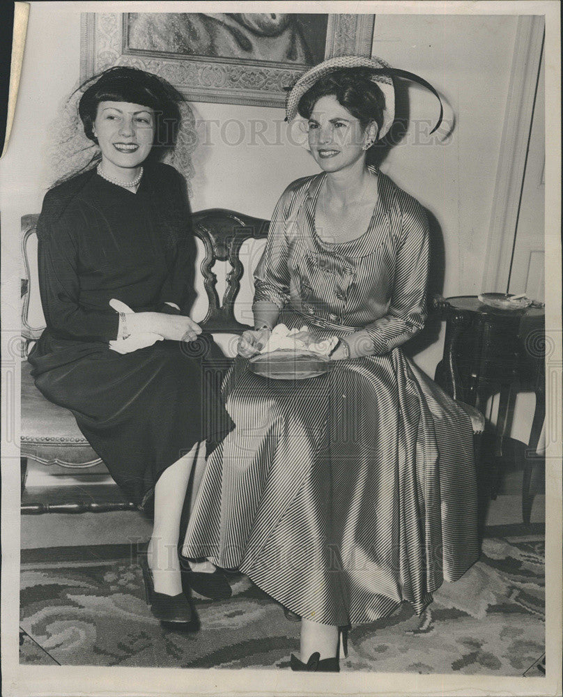 1960 Press Photo Mrs. Roland Merrell Jr, and Mrs. Arthurr Wirtz attending opera - Historic Images