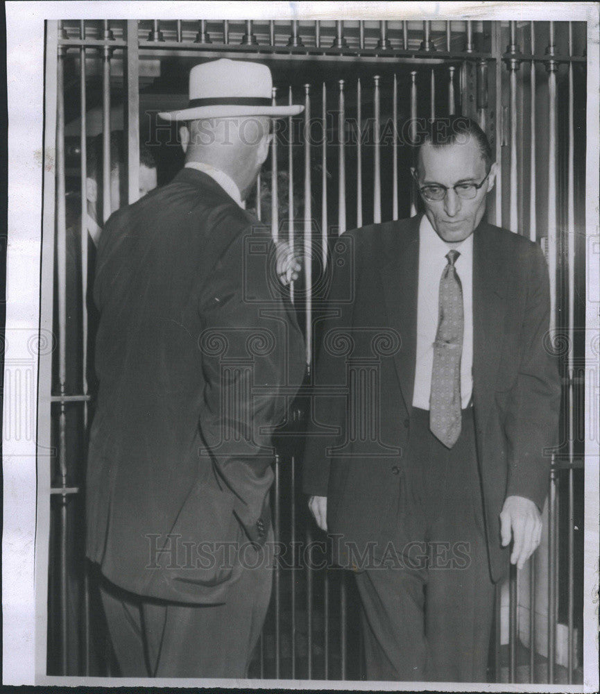 1956 Press Photo Ex-State Auditor Orville Hodge &amp; Voucher Clerk William Mehl - Historic Images