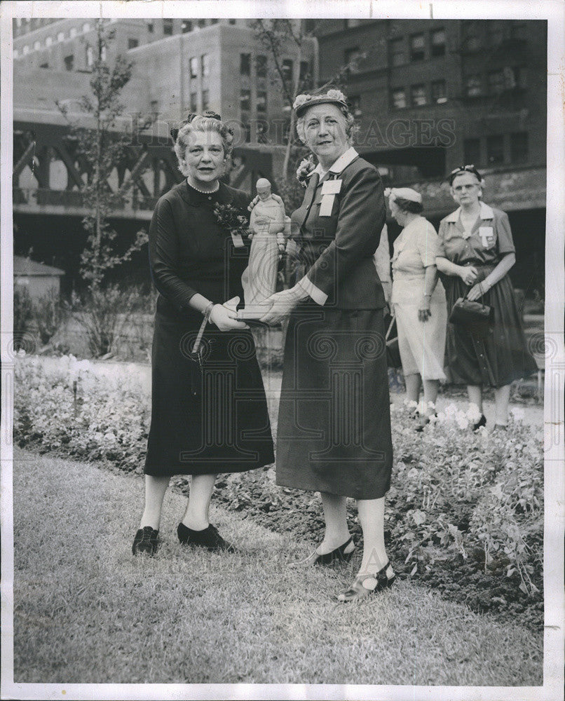 1955 Press Photo Mrs. Lawrence McClure Chicago&#39;s River bank garden - Historic Images