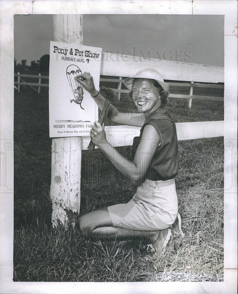 1955 Press Photo Mrs. Nathan McClure Nails Sign for Pony and Pet Show - Historic Images