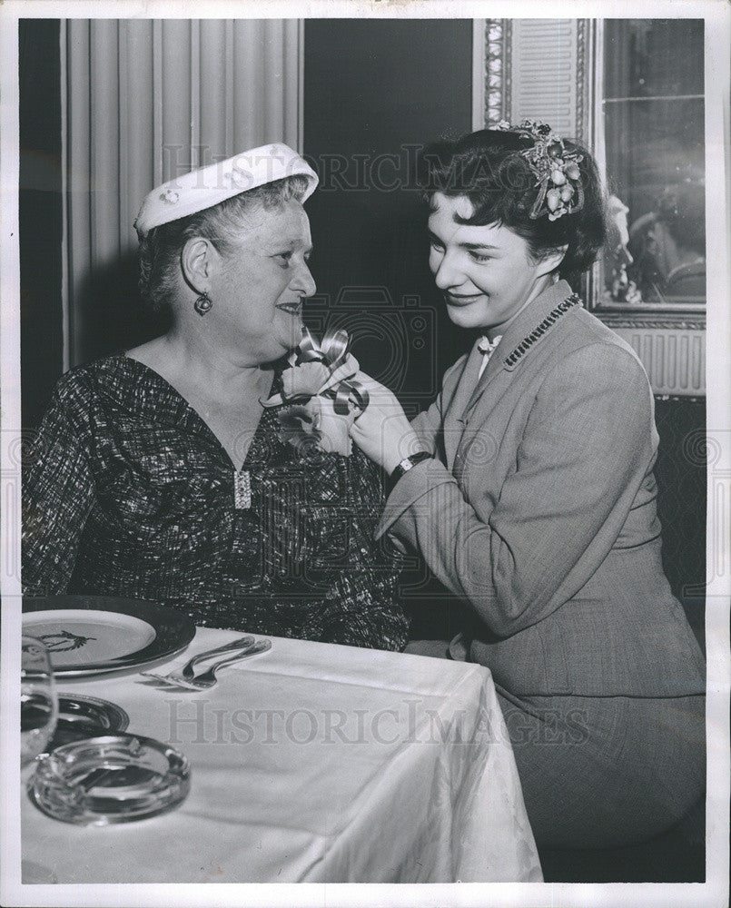 1957 Press Photo Mrs Samuel Mendel, Volunteer of the Year, Lorraine Casten - Historic Images