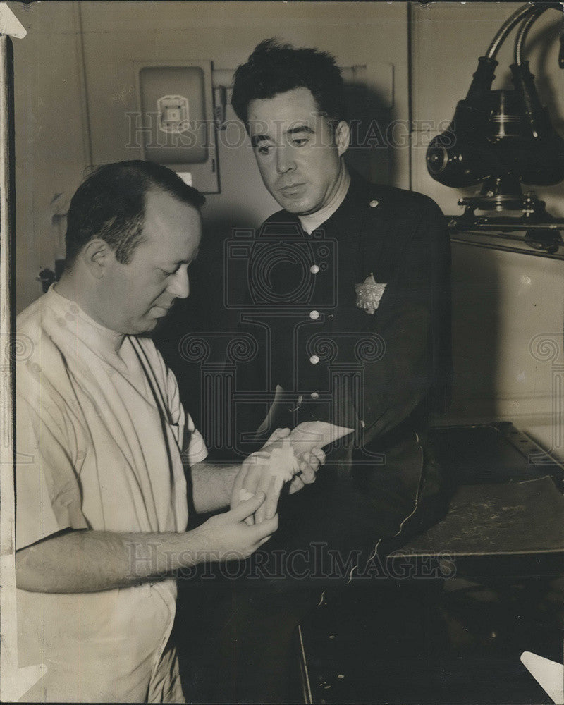 1942 Press Photo Dr G Carter Policeman Edward O&#39;Malley - Historic Images