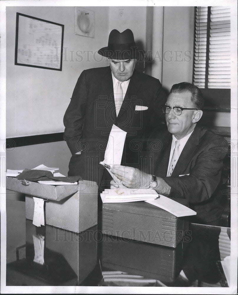 1958 Press Photo Sgt Edwin O&#39;Malley Capt T H Alcock Gambling Raid - Historic Images