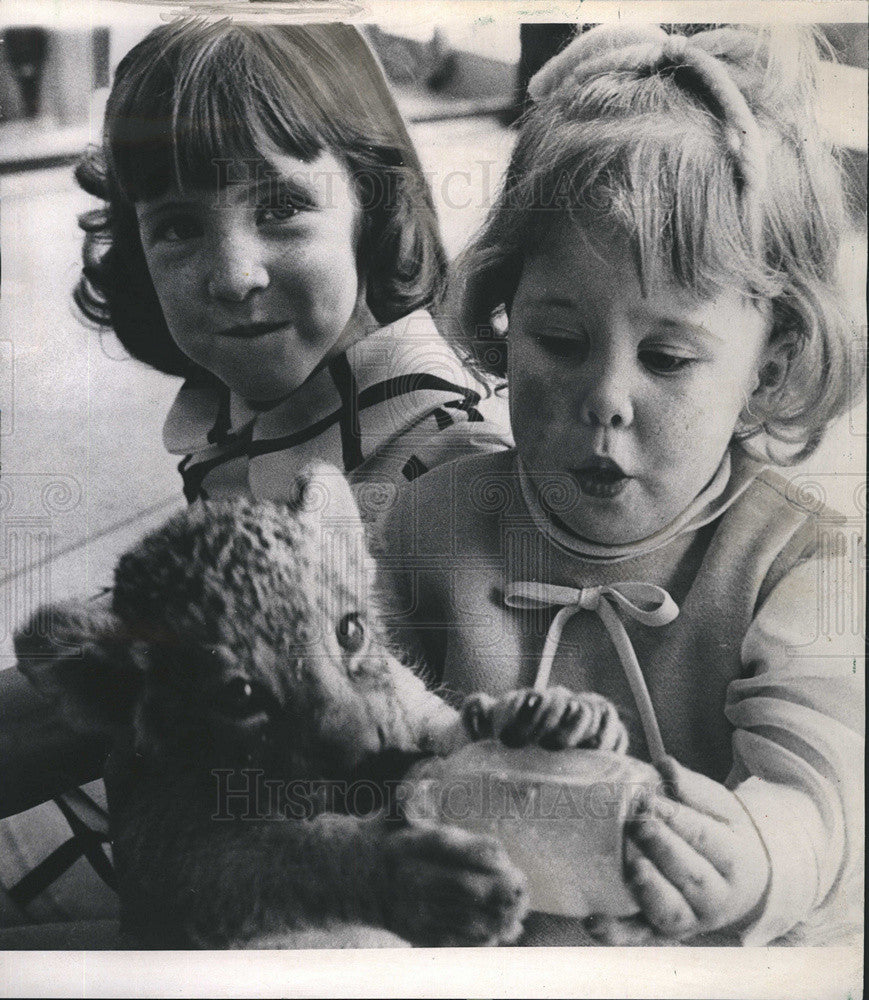 1970 Press Photo Chicago Easter Seal Child Sheila O&#39;Neil Lori Jean Bowen - Historic Images