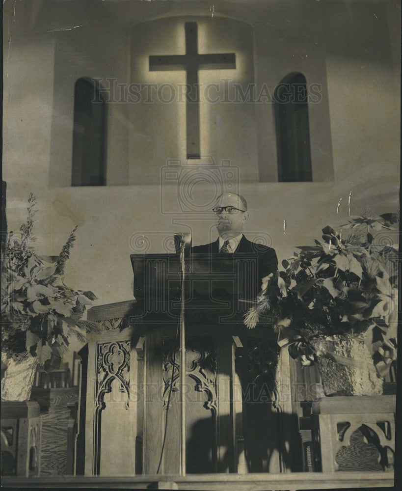 1953 Press Photo Second Baptist Church Dr. L.E. Olson behind pulpit - Historic Images