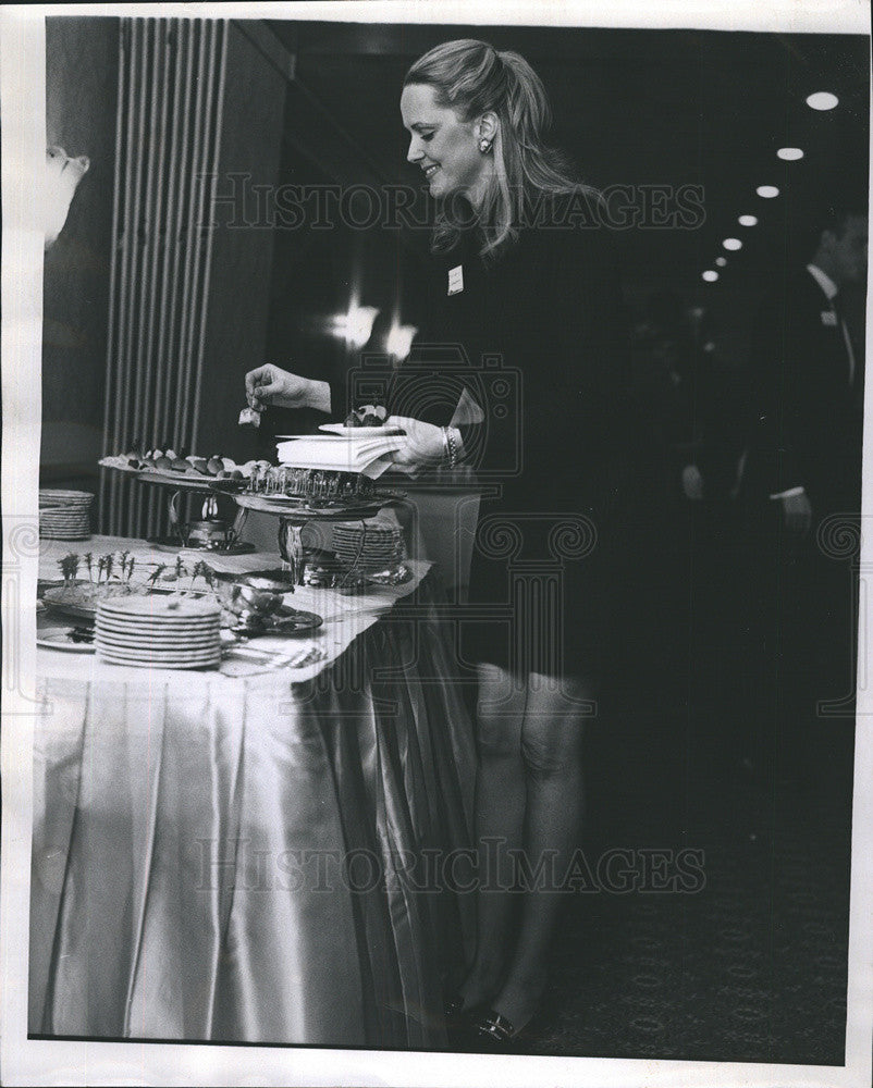 1970 Press Photo Sally O&#39;Shaughnessy Drake Hotel - Historic Images