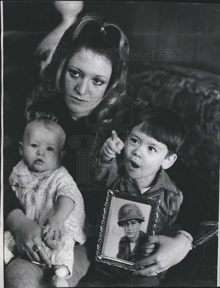 1972 Press Photo Mrs. Linda Osche and son Larry and Daughter Brandy Lynn. - Historic Images