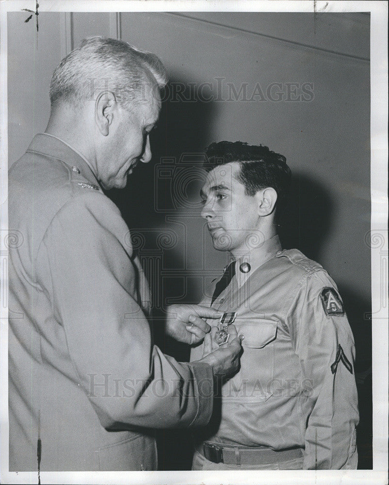 1955 Press Photo Pft. Michael J. Morgan receives Army Commendation Ribbon - Historic Images