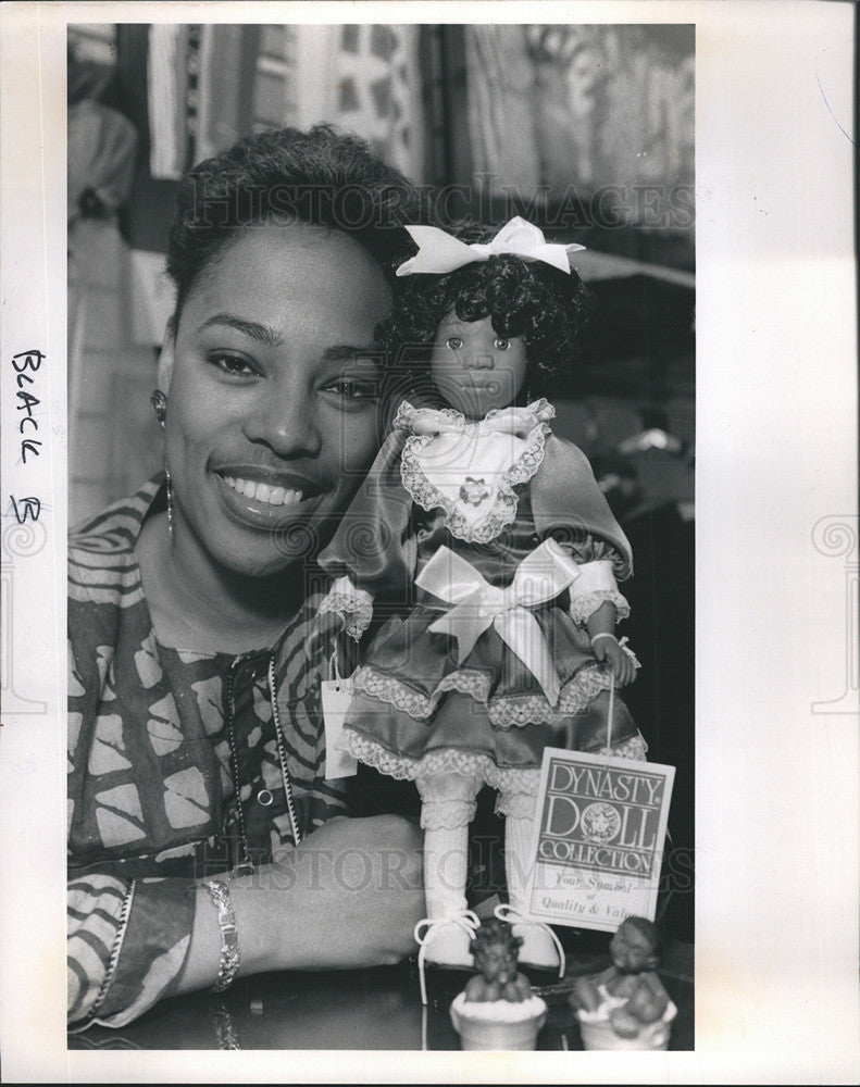 1991 Press Photo Jacqueline Morgan with many of her black dolls she sells - Historic Images