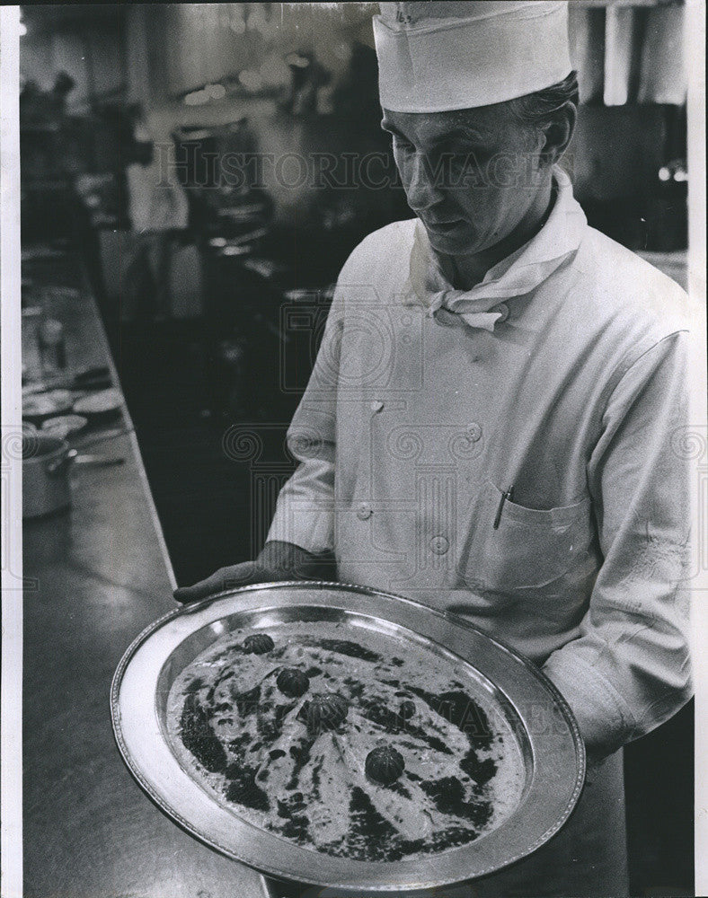 1968 Press Photo Chef Bengt Nygren Displays Creation - Historic Images