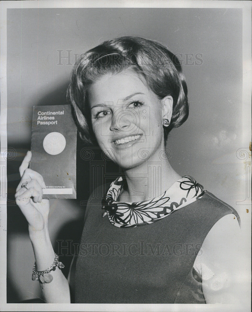 1968 Press Photo Holly C Olwin John Olwin Daughter Continental Airlines - Historic Images