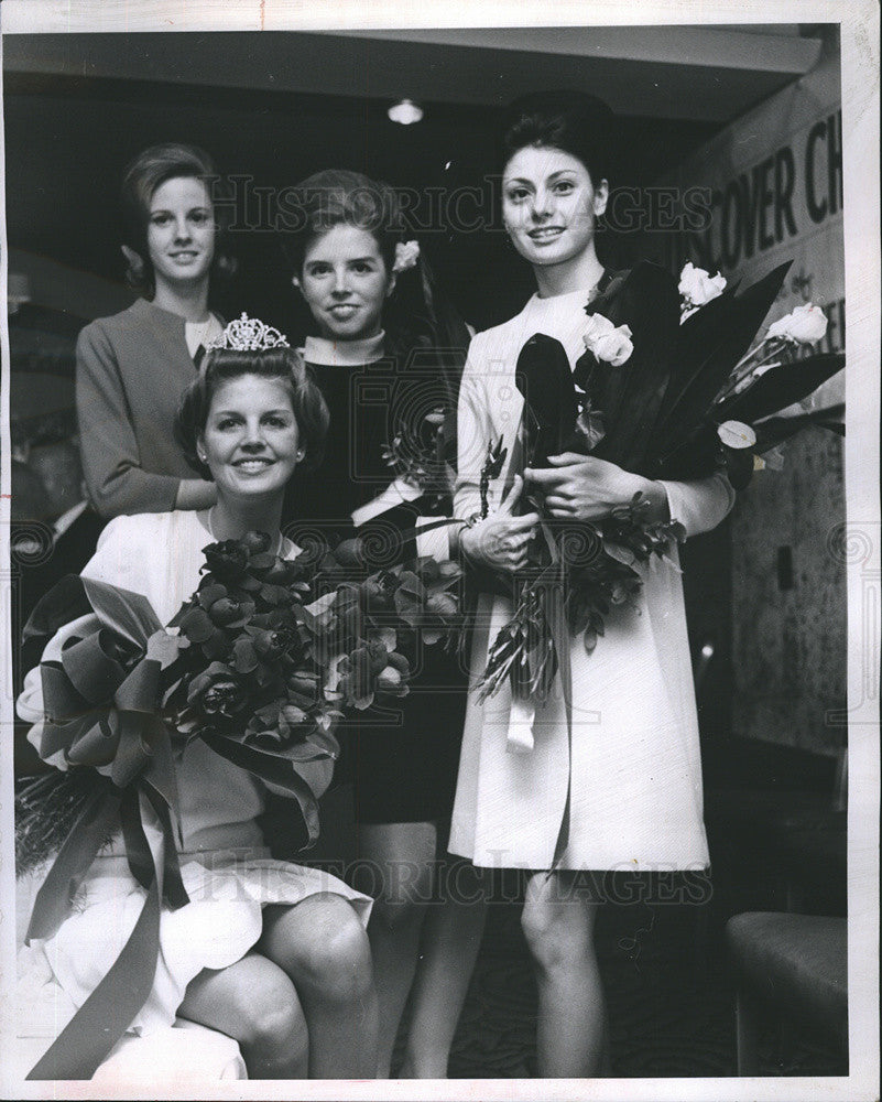 1967 Press Photo Blond Holly Owlin was crowned &quot;Miss Discover Chicago&quot; - Historic Images