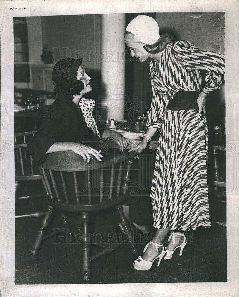 1951 Press Photo Mrs. Jackson T. Dawson/Mrs. John K. Meiners/Travelers Aid - Historic Images