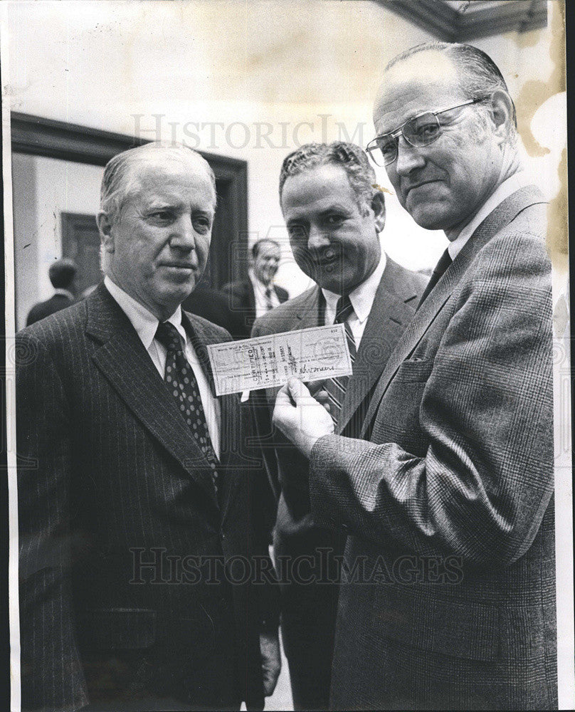 1973 Press Photo of Henry W. Meers and Bell execs with $300 million check - Historic Images