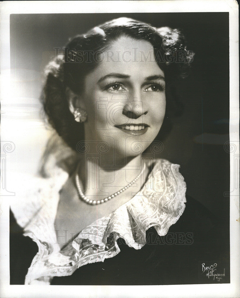 1946 Press Photo Marian McManus Manhattan Merry Go Round - Historic Images