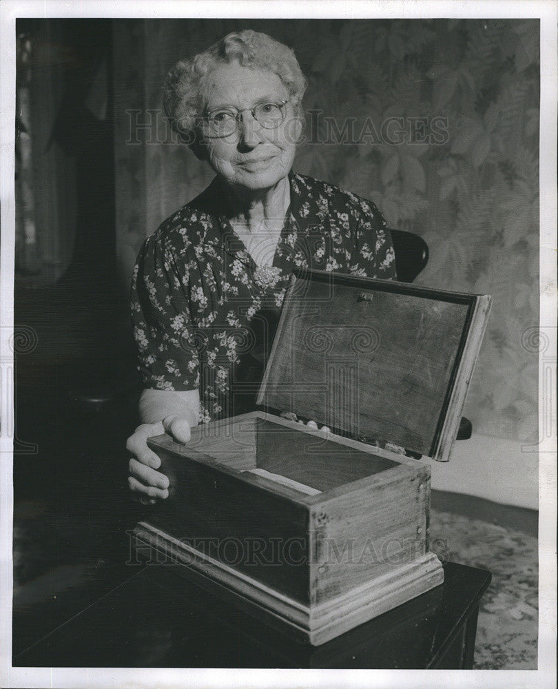 1951 Press Photo Mrs. Alice Lincoln McManus With Walnut Chest - Historic Images