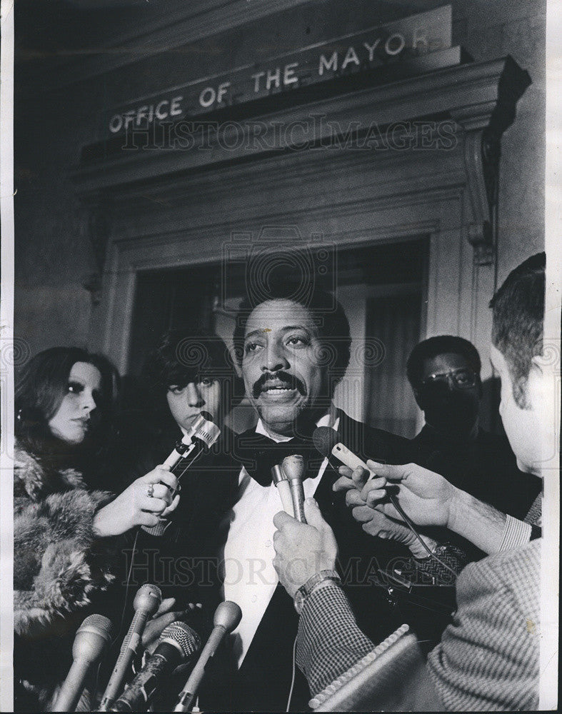 1973 Press Photo Russell Meek talks to the press about Search for Truth, after - Historic Images