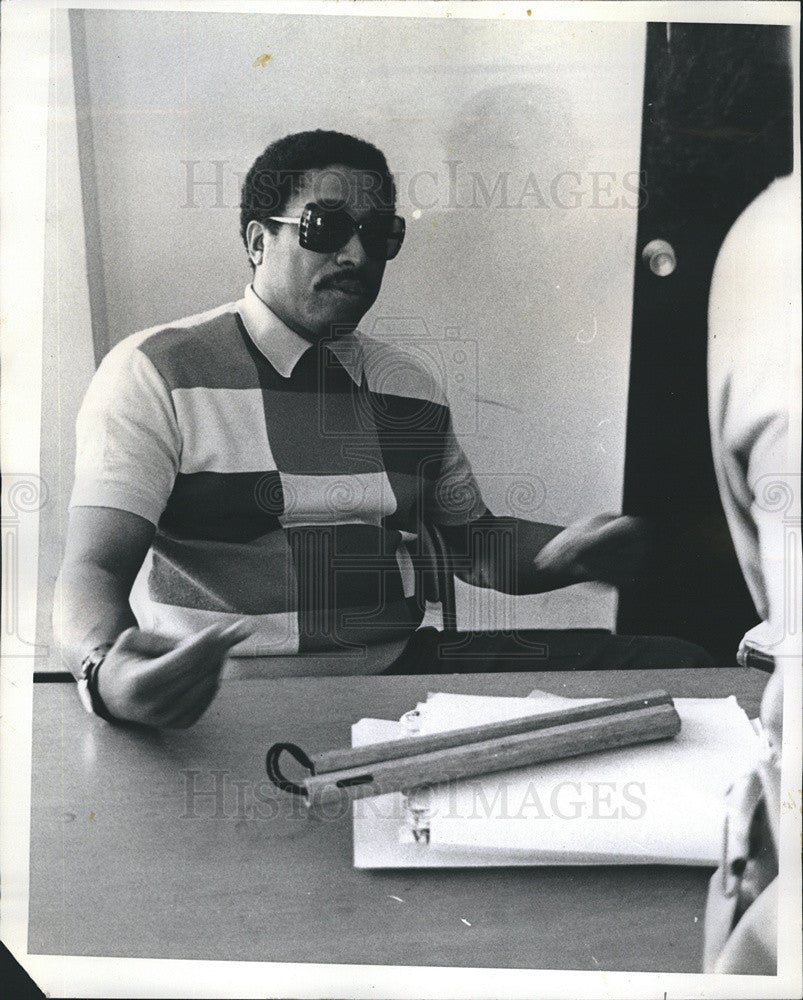 1972 Press Photo Russell Meek talks with Fitz displaying Nanchau sticks on table - Historic Images