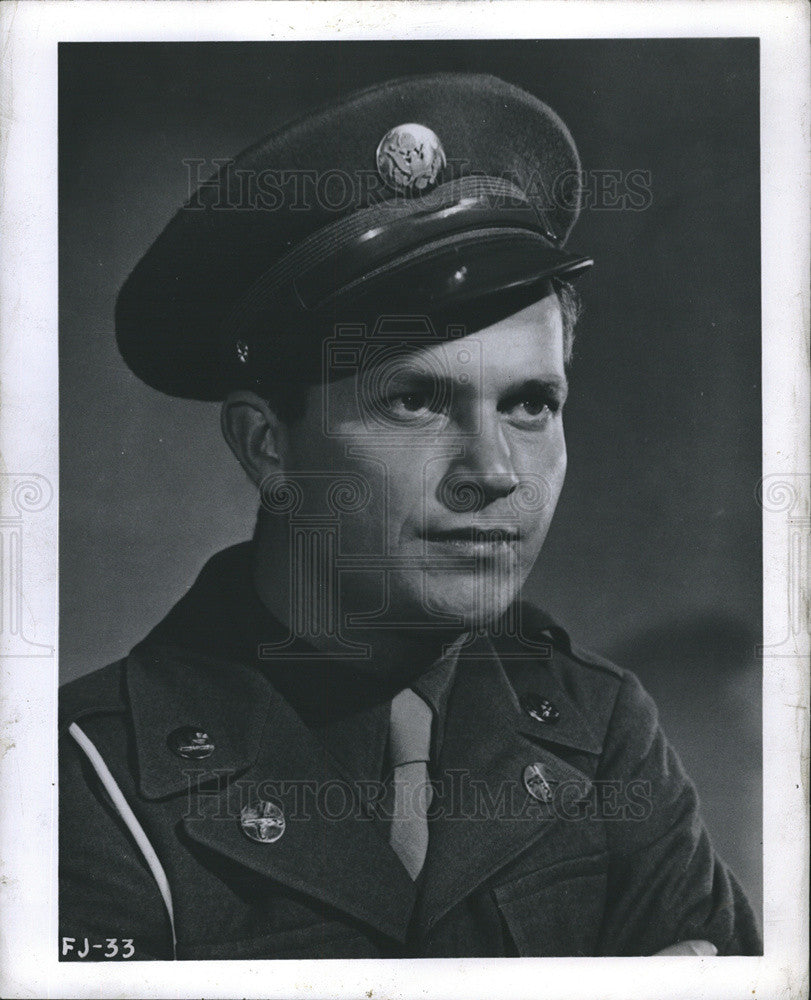 1951 Press Photo Ralph Meeker &quot;4 in a Jeep&quot; - Historic Images