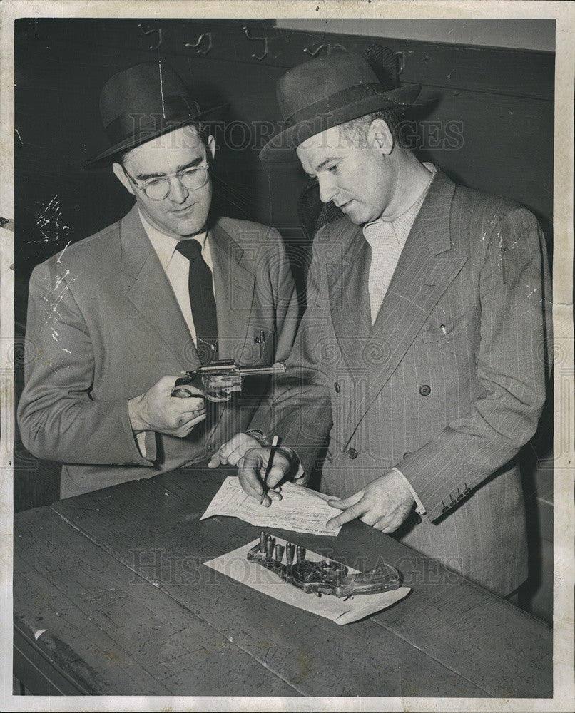 1952 Press Photo Boys find police officer&#39;s stolen gun - Historic Images