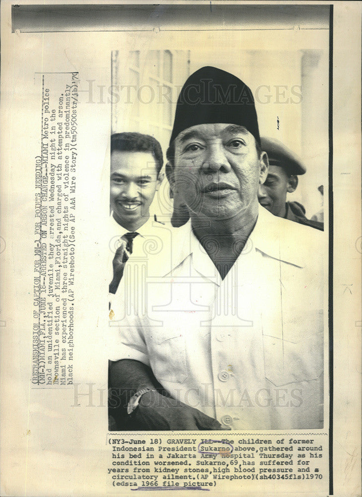 1970 Press Photo Children of former President Sukarno, surround him at his sick - Historic Images