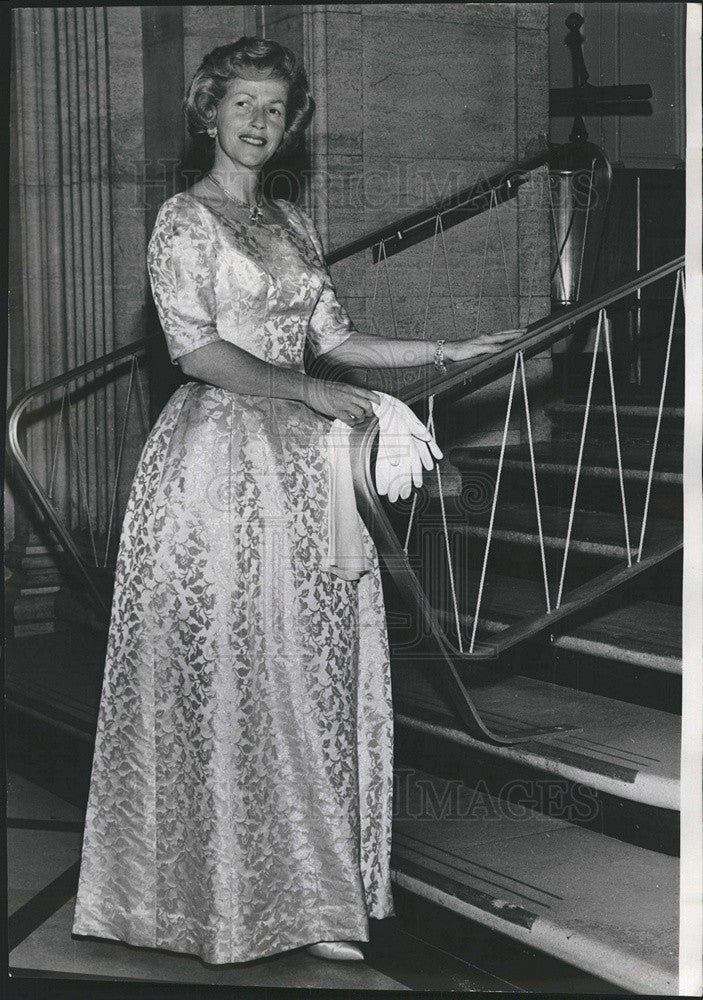 1960 Press Photo Mrs Robert E Strauss, Grand Ballroom, Conrad Hilton Hotel - Historic Images