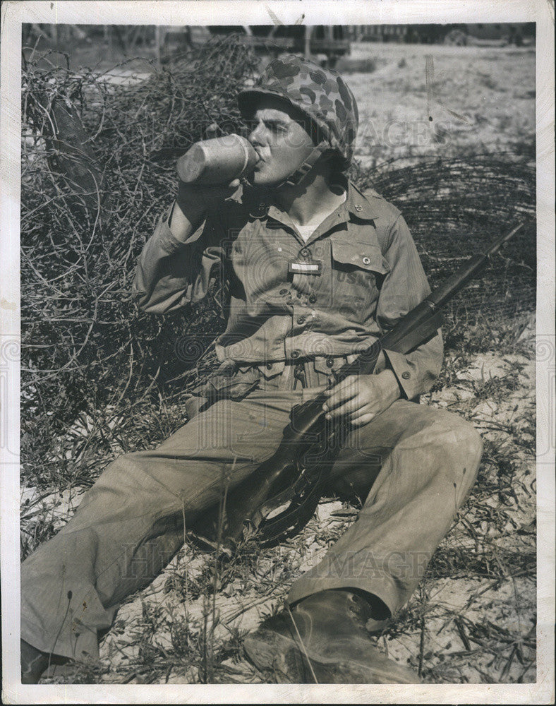 1952 Press Photo Adlai E. Stevenson, Jr. at marine base in Quantico. - Historic Images