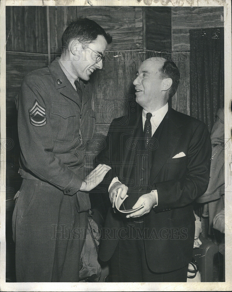 1952 Press Photo Gov Adlai Stevenson, Sgt George Kuyper - Historic Images