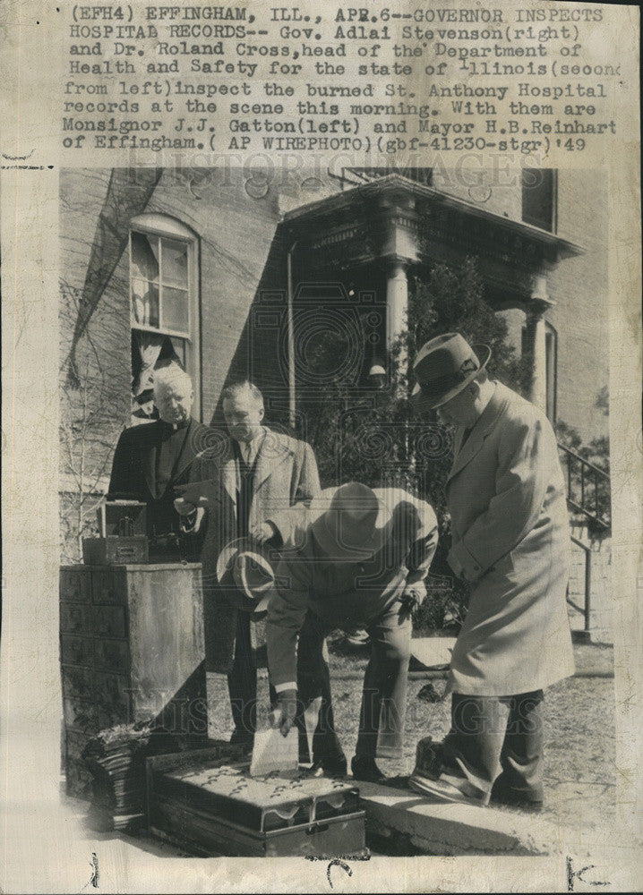 1949 Press Photo Gov Adlai Stevenson, Dr Roland Cross, Dept Health, Safety - Historic Images