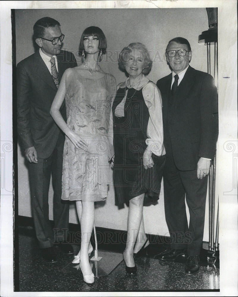 1976 Press Photo Robert Houston, Arthur E. Osborne with Mrs. Gardner H. Stern - Historic Images